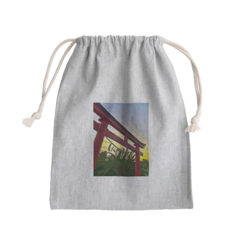 夕陽に映える紅色の鳥居 Mini Drawstring Bag