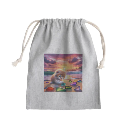 夕日の中シーガラスで遊ぶ子猫 Mini Drawstring Bag