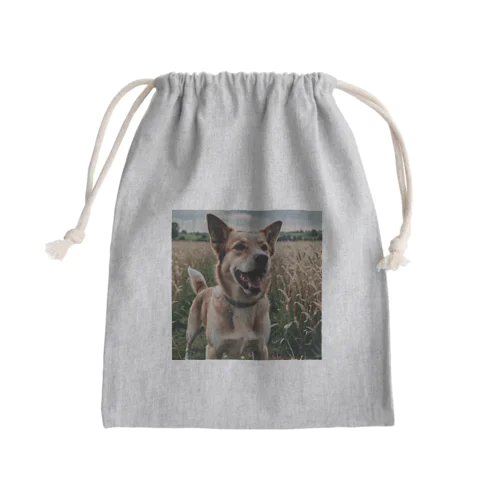 畑で微笑む犬 dog smailing in the ground Mini Drawstring Bag