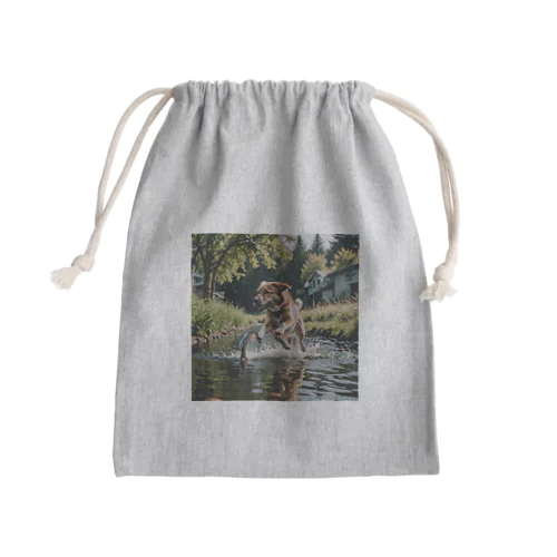 水辺を走る犬 dog runnning on the water Mini Drawstring Bag