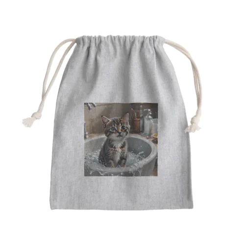 洗面器で遊んでいる子猫 Mini Drawstring Bag