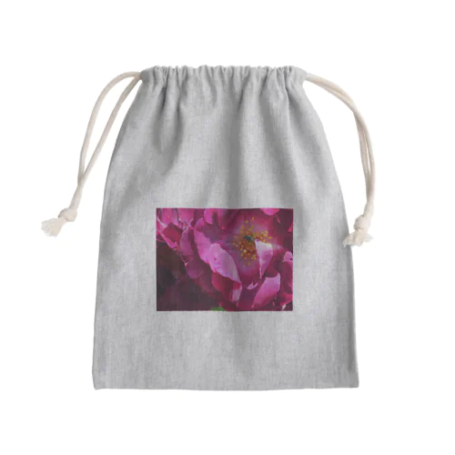 華やかな舞踏会！美しいバラを舞台に華麗なダンスをするハチ Mini Drawstring Bag