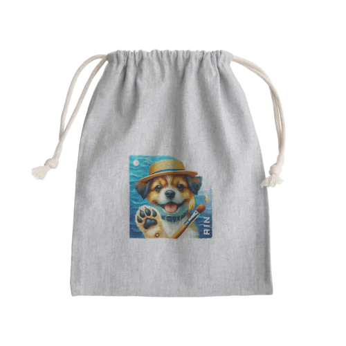 この画像は、夏の終わりをほのかに感じる心温まる瞬間を捉えています。 Mini Drawstring Bag