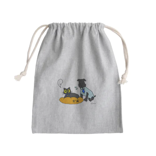 猫にベッドを取られる犬 Mini Drawstring Bag