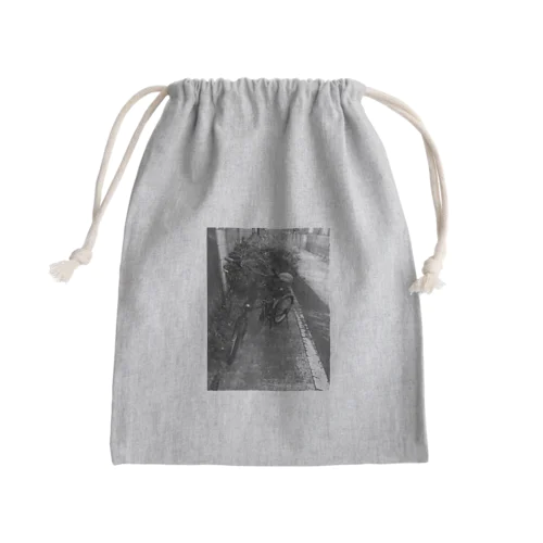 路上の自転車モノクロ Mini Drawstring Bag