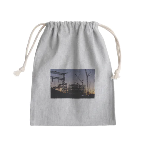 薄暮の建設現場 Mini Drawstring Bag