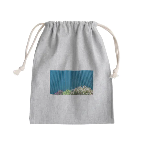 実家に帰ったつもりだよ Mini Drawstring Bag