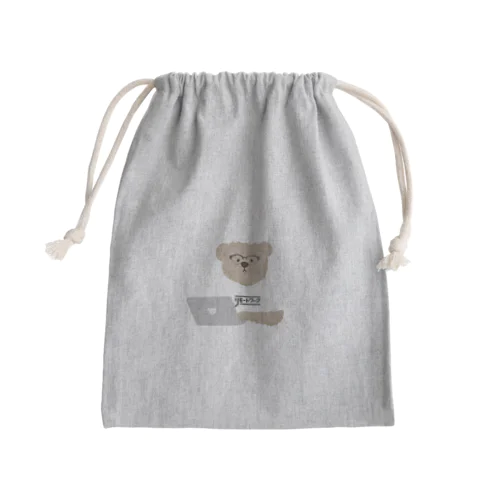 【バカリズムさん「イップス」ドラマ着用】リモートワークしているクマさん 「イップス」第１話 Mini Drawstring Bag