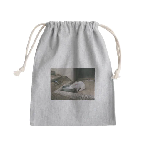 水を飲むうさぎ Mini Drawstring Bag