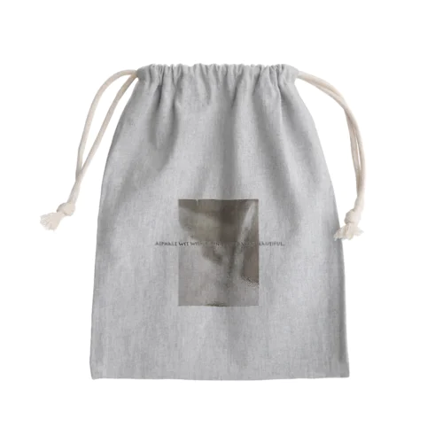 雨に濡れたアスファルト Mini Drawstring Bag