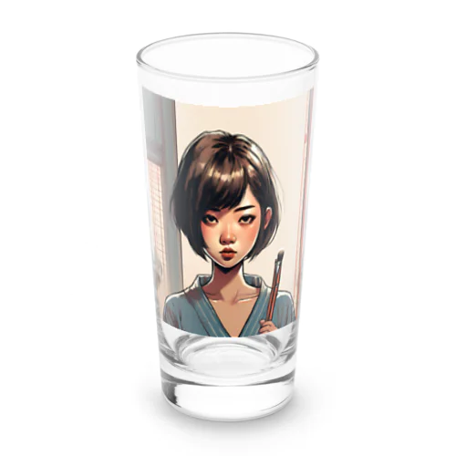 おかっぱ頭のミステリアスな女性画家 Long Sized Water Glass