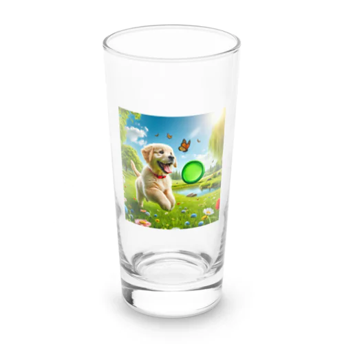 蝶々と遊ぶ子犬 Long Sized Water Glass