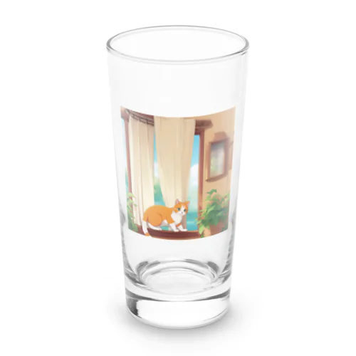 カーテンで遊んでいる猫 Long Sized Water Glass