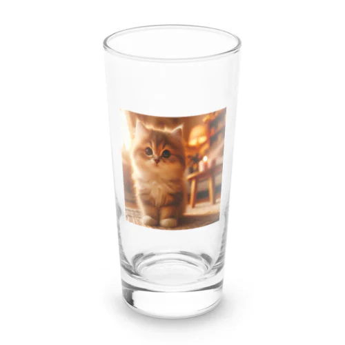 "居心地の良いリビングの中の遊び心ある猫" - A cozy living room scene featuring a playful cat. Long Sized Water Glass