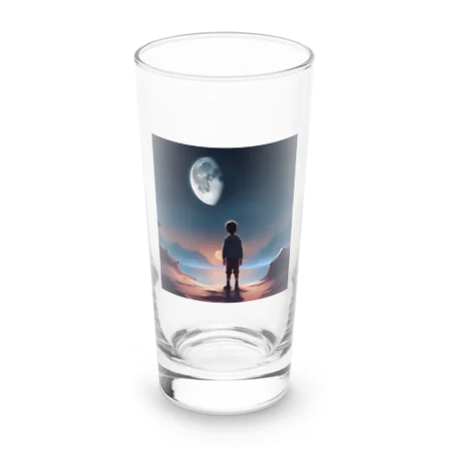 月を眺める少年が描かれた美しい風景です。 ロンググラス