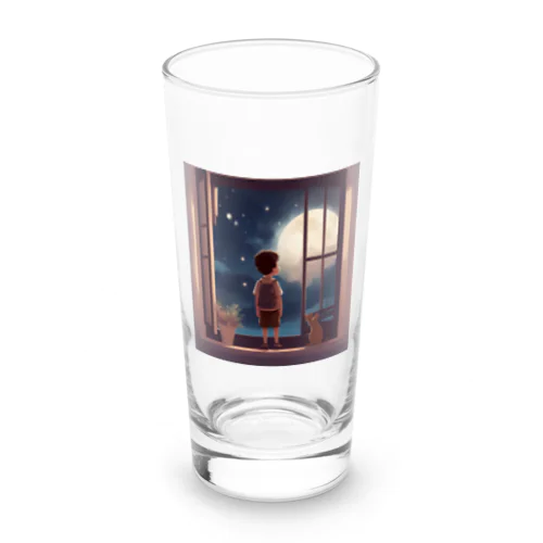 窓の中に立つ少年が、深い夜空を見つめている。 Long Sized Water Glass