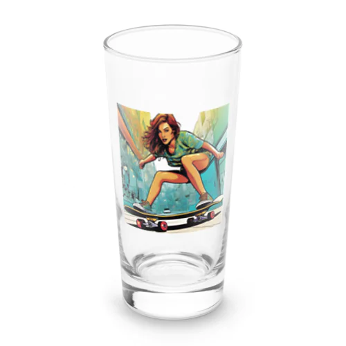 スケートボードをする女性 Long Sized Water Glass