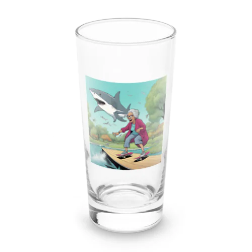 スケボーに乗る癖のあるおばあちゃん Long Sized Water Glass