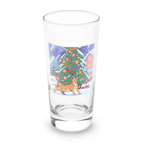 クリスマスツリーの前で楽しむオオヤマネコ Long Sized Water Glass