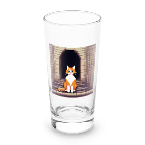 トンネルで遊んでいる猫 Long Sized Water Glass