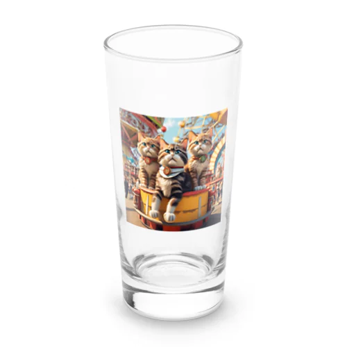 遊園地で遊ぶ猫の家族 Long Sized Water Glass