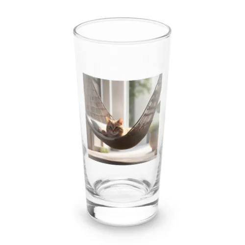 ハンモックでくつろいでいる猫 Long Sized Water Glass