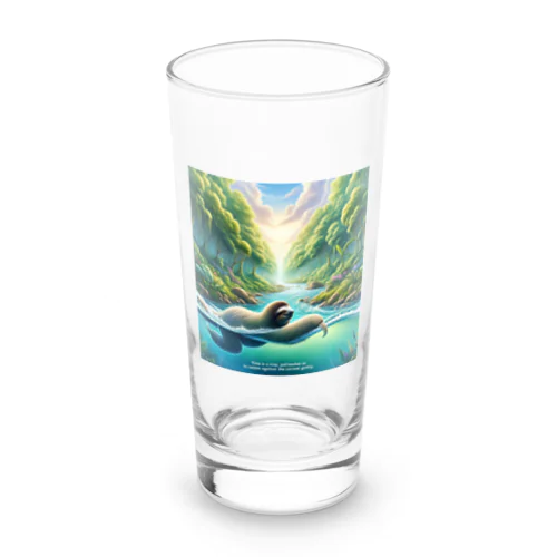 時間の流れを象徴する川の中でゆったりと泳ぐ、ナマケモノの姿🌿 Long Sized Water Glass