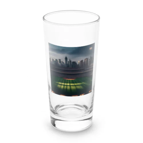 空にそびえる高層ビルとスポーツスタジアムの壮大な景色。 Long Sized Water Glass