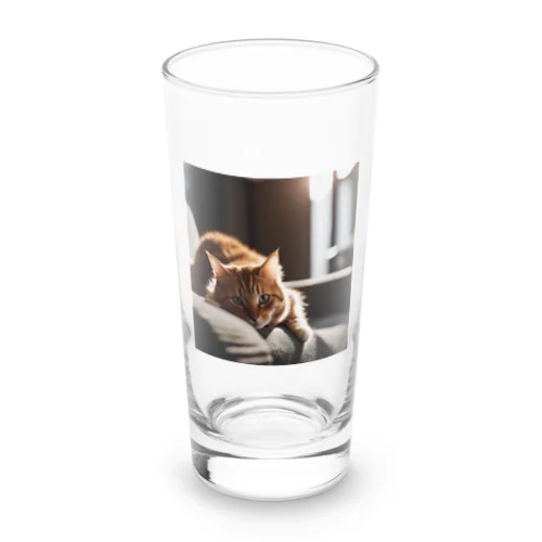 リビングでごろんとする猫 Long Sized Water Glass