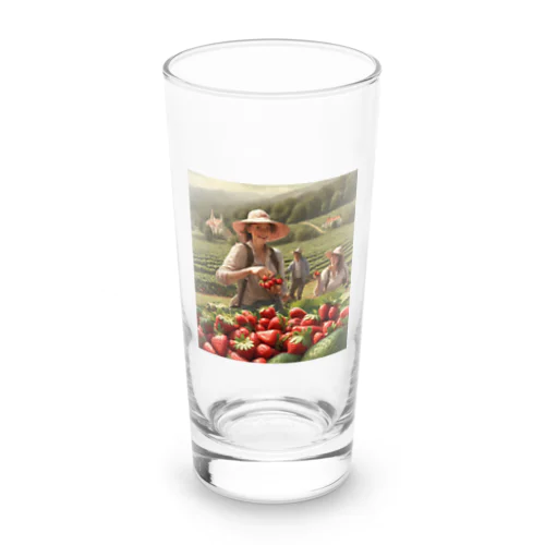 イチゴ狩りを楽しんでる観光客 Long Sized Water Glass