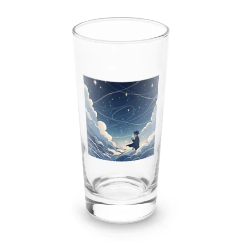 鮮やかな世界に包まれた、幻想的な雲の中をかける少年。風 Long Sized Water Glass