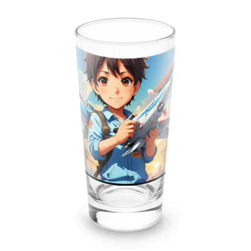 空を駆けるかっこいい飛行機模型を手にした子供 Long Sized Water Glass