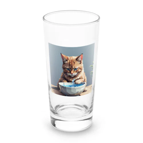 水を飲んでいる猫 ロンググラス