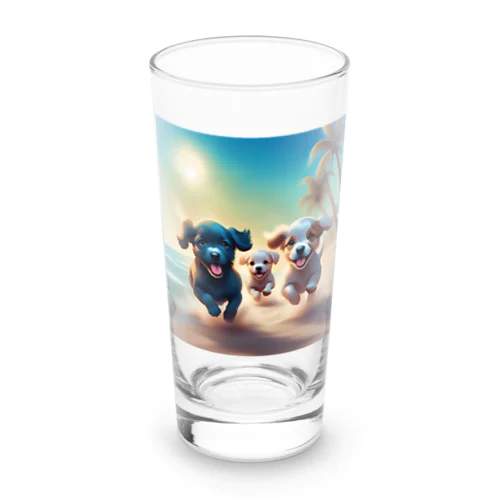 砂浜で遊ぶ子犬たち Long Sized Water Glass