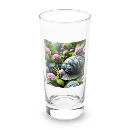 アジサイの花の下を移動するカタツムリ Long Sized Water Glass