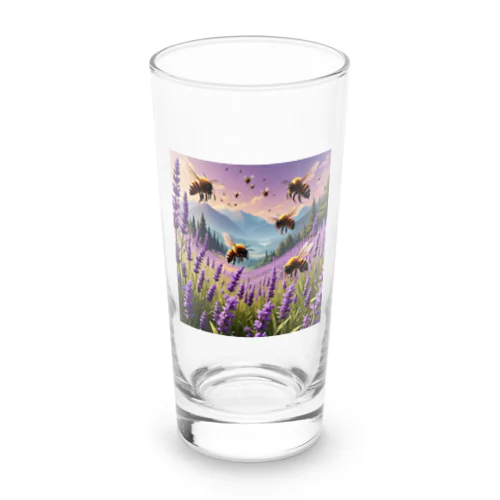 ラベンダーの花の周りを飛び回るミツバチ Long Sized Water Glass