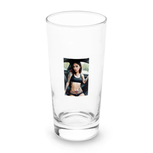 車にいるタトゥー美女 Long Sized Water Glass