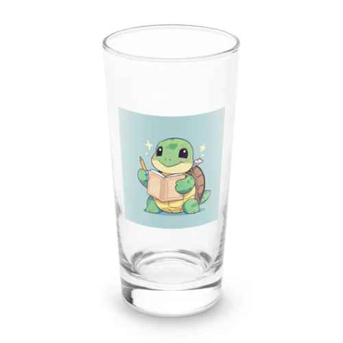 おもちゃの本を持ったかわいいカメ Long Sized Water Glass