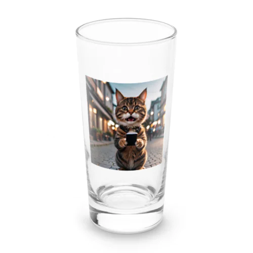 キジトラ猫がスマートフォンを手にしたかわいい姿 Long Sized Water Glass