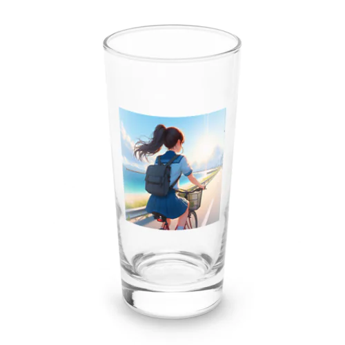 海岸沿いの風、自転車を漕ぐ女の子 Long Sized Water Glass