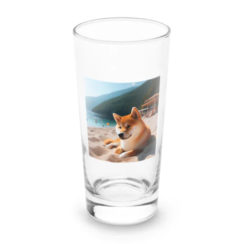 海でまったりしている柴犬さん Long Sized Water Glass