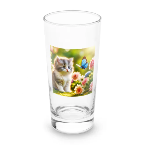 かわいい子猫と蝶々が仲良く遊んでいる様子✨ Long Sized Water Glass