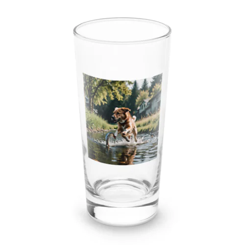 水辺を走る犬 dog runnning on the water Long Sized Water Glass