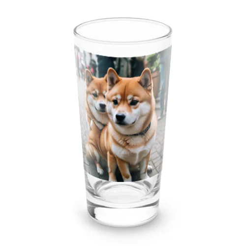 2匹のかわいい柴犬が仲良く並んで写っています。 Long Sized Water Glass