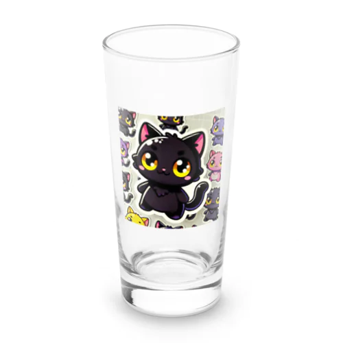 魅惑の黒猫が、カラフルな背景と調和してかわいさを放つシーン Long Sized Water Glass