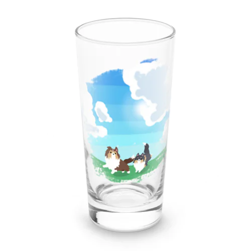 シェルティ2匹×青空の下の草原 Long Sized Water Glass