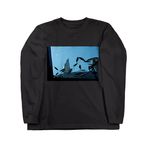 魚を見下すペンギン Long Sleeve T-Shirt