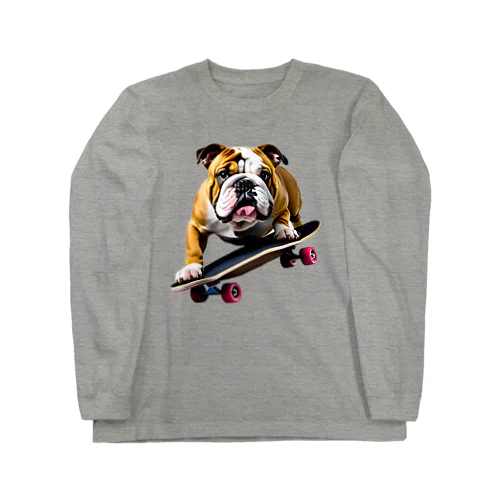 English bulldog riding a skateboard ロングスリーブTシャツ