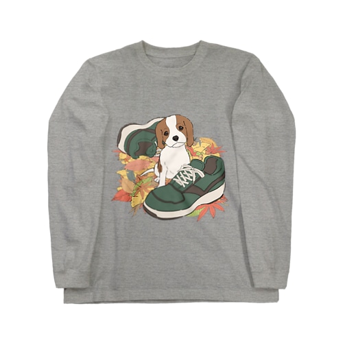 スニーカーとキャバリアと落ち葉 Long Sleeve T-Shirt