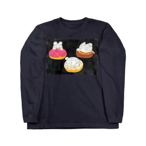 ベッドのドーナツを吟味するねずみくん Long Sleeve T-Shirt